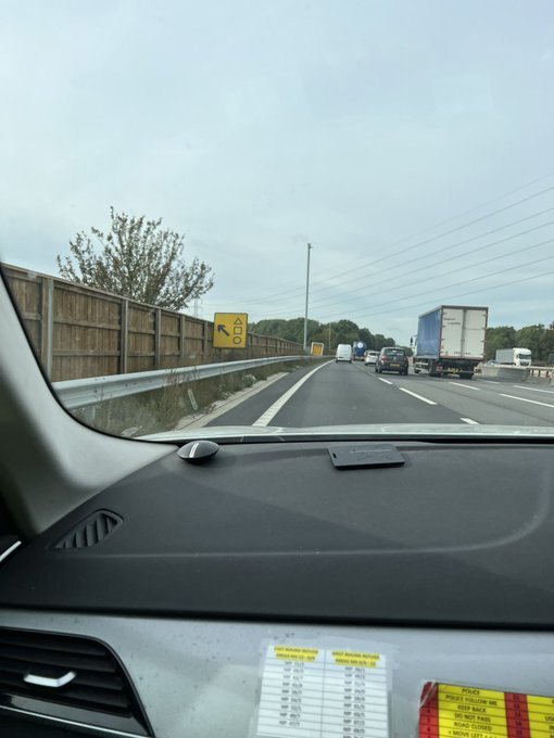 영국 M4고속도로에 설치된 표지판. 템즈밸리 도로 경찰대 SNS 캡처.