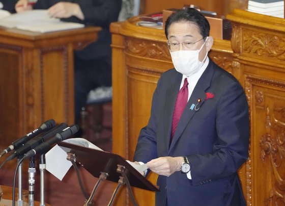 기시다 후미오 일본 총리는 지난 13일 참의원 본회의에 출석해 강제징용 문제와 관련, 한국 측이 해결책을 제시해야 한다는 일본 정부의 기존 입장을 재확인하며 갈등을 예고했다. [연합뉴스]