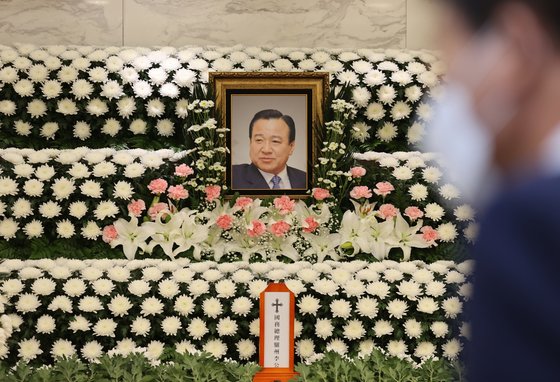 14일 오후 서울 서초구 서울성모병원 장례식장에 마련된 이완구 전 국무총리의 빈소에 영정사진이 놓여있다.    연합뉴스
