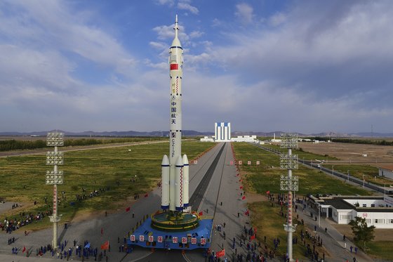 지난 7일 창정2F 운반 로켓 위에 탑재된 선저우13호가 위성발사센터로 옮겨지고 있다. 연합뉴스