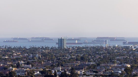 지난 9월 29일 미국 캘리포니아주 롱비치항 연안에서 하역을 기다리며 정박해 있는 컨테이너선들의 모습. [로이터=연합뉴스]