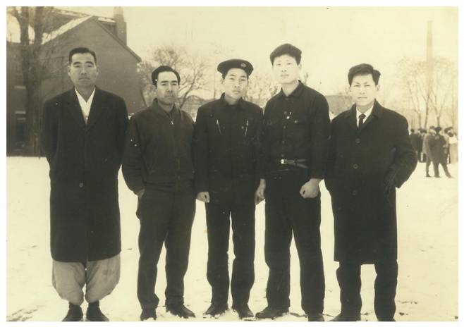 이낙연 전 대표는 1970년 서울대학교 법대에 진학했고 부친은 입학식 때 학교까지 와서 기념사진을 찍었다. 가운데가 이 전 대표, 맨 왼쪽이 부친/사진=이낙연 페이스북