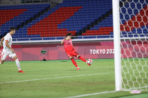 이동경이 도쿄올림픽 남자축구 8강전에서 왼발 슈팅으로 두 번째 골을 넣고 있다. 연합뉴스