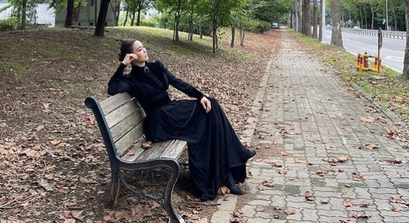 Ock Joo-hyun boasted of her beautiful beauty.On the 14th, Ock Joo-hyun posted a picture on his instagram with the phrase dance of dancers double life.In the open photo, Ock Joo-hyun is sitting on an outdoor bench. I feel lonely in the appearance of Ock Joo-hyun staring somewhere in the background of autumn.Above all, Ock Joo-hyun attracted peoples attention with his thin waist and sophisticated appearance that seemed to be cut off.On the other hand, Ock Joo-hyun is currently appearing in the musical Rebecca.
