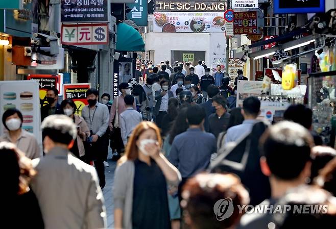 '위드코로나 초읽기' 명동 거리 걷는 직장인들 (서울=연합뉴스) 류영석 기자 = 정부가 코로나19 일상회복지원위원회 첫 회의를 열면서 단계적 일상 회복(위드 코로나) 조치 논의가 시작된 13일 오후 서울 명동 거리에서 직장인들이 점심식사를 위해 걸어가고 있다. 2021.10.13 ondol@yna.co.kr