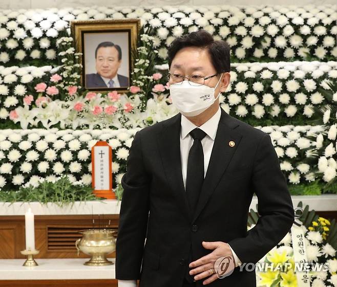 이완구 전 총리 빈소 찾은 박범계 장관 (서울=연합뉴스) 안정원 기자 = 박범계 법무부 장관이 14일 오후 서울 서초구 서울성모병원 장례식장에 마련된 고(故) 이완구 전 국무총리의 빈소를 찾아 조문을 하고 있다. 2021.10.14 jeong@yna.co.kr