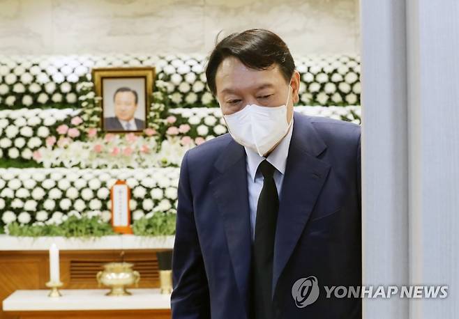 이완구 전 국무총리 조문 마친 윤석열 후보 (서울=연합뉴스) 안정원 기자 = 국민의힘 윤석열 대선 경선후보가 14일 서울 서초구 서울성모병원 장례식장에 마련된 고(故) 이완구 전 국무총리 빈소를 찾아 조문한 뒤 빈소를 나서고 있다. 2021.10.14 jeong@yna.co.kr