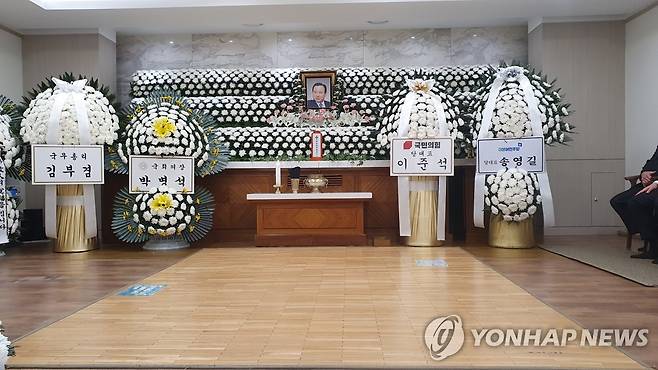 조화 놓인 이완구 전 총리 빈소 (서울=연합뉴스) 홍준석 기자 = 14일 오후 서울 강남 성모병원 장례식장에 마련된 이완구 전 총리 빈소에 김부겸 국무총리, 박병석 국회의장, 국민의힘 이준석 대표, 더불어민주당 송영길 대표 조화가 놓여 있다. 2021.10.14 honk0216@yna.co.kr