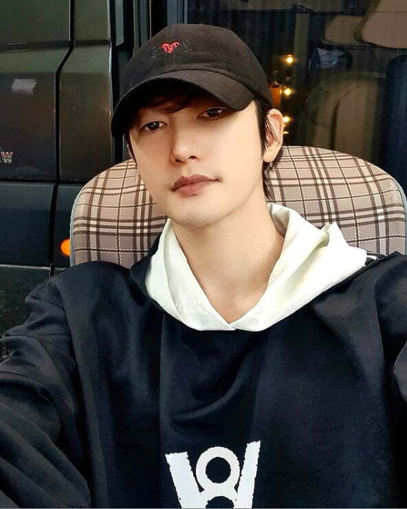 Actor Park Si-hoo has revealed his current status.Park Si-hoo posted a picture on his 14th day with an article entitled Autumn Night Good on his instagram.It contains a picture of Park Si-hoo taking a self-portrait with a chic expression in the public photo.Meanwhile, Park Si-hoo will return to the house theater with a new drama mentalist.Photo: Park Si-hoo SNS
