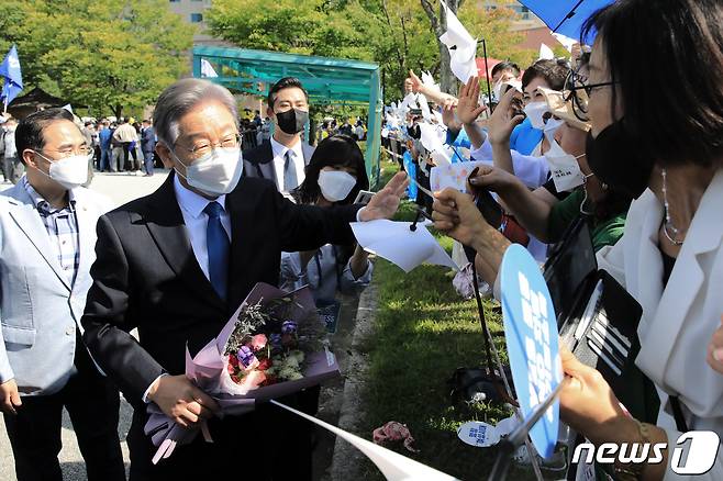 이재명 경기지사가 지난달 12일 오후 강원 원주시 오크밸리리조트 컨벤션홀에서 열린 더불어민주당 제20대 대통령선거 후보자 선출을 위한 강원 합동연설회(1차 슈퍼위크)에 참석하며 지지자들에게 인사하고 있다. 2021.9.12/뉴스1 © News1 구윤성 기자
