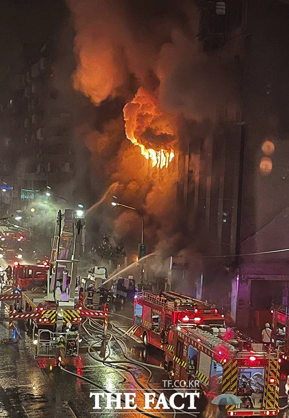 지난 14일(현지시간) 대만 남부 가오슝의 한 건물에서 화재가 발생해 소방관들이 불길과 싸우고 있다. / 가오슝=AP.뉴시스