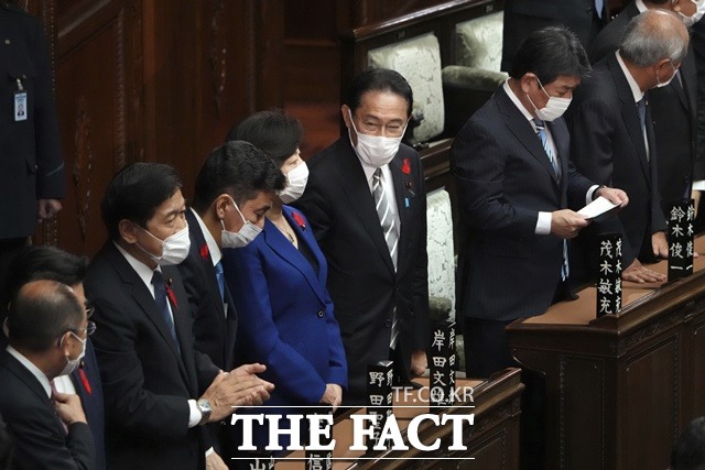 기시다 후미오 일본 총리(가운데)와 의원들이 지난 14일 도쿄 임시 각의에서 중의원을 해산한 후 얘기를 나누는 모습. /AP·뉴시스