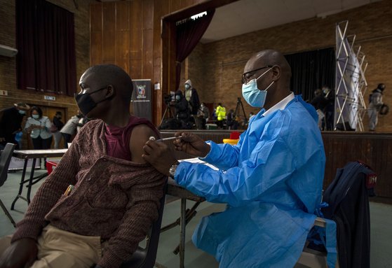 지난 1일 남아프리카공화국 요하네스버그에서 한 남성이 코로나19 백신 주사를 맞고 있다. 세계보건기구(WHO)는 아프리카의 백신 1차 접종률이 7%에 그치는 상황에서 선진국들이 앞다퉈 부스터샷을 추진하는 것을 비판했다. [AP=연합뉴스]