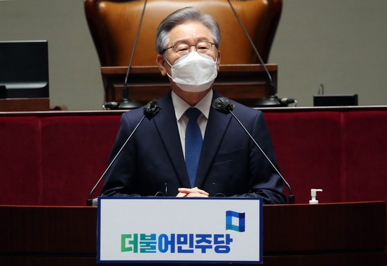 이재명 더불어민주당 대선 후보가 15일 오전 서울 국회에서 열린 더불어민주당 의원총회에 참석해 발언하고 있다. 이 후보는 이날
