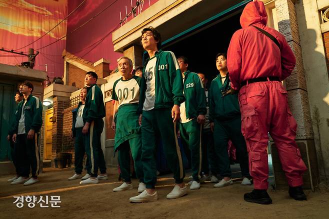 <오징어 게임>의 한 장면. 각본을 쓰고 연출을 한 황동혁 감독은 2003년 개봉한 김기덕 감독의 영화 <봄 여름 가을 겨울 그리고 봄>에서 오씨의 ‘노승(老僧)’ 연기에 깊은 감명을 받았다고 했다. <오징어 게임>을 준비하며 일찌감치 오일남 역에 오영수씨를 낙점해 두었다. 넷플릭스 제공