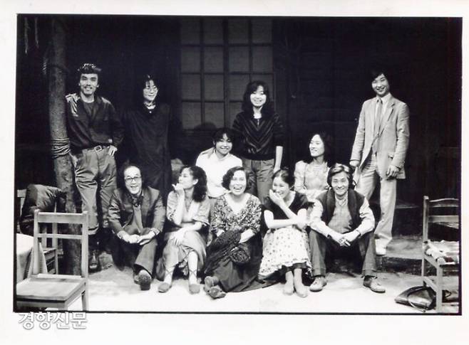 1983년 엘칸토 극장에서 공연한 <백양섬의 욕망>. 뒷줄 가장 왼쪽에 서 있는 이가 배우 오영수씨다. 앞줄 왼쪽 세번째에 앉은 이는 배우 박정자씨다. 오영수씨 제공