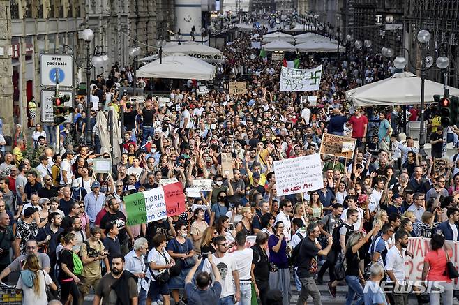 [밀란(이탈리아)=AP/뉴시스]지난 9월 18일 거리에 나와 그린패스에 반대하고 있는 이탈리아 시민들의 모습.2021.10.15.
