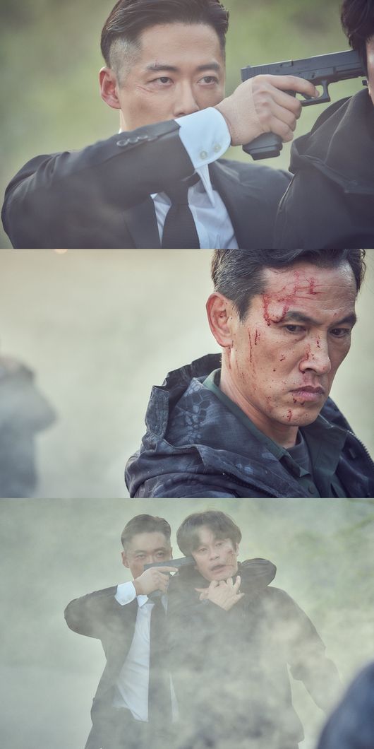 Namgoong Min and Yu Oh-seong face each other in earnest and give a sparkling tension.In the 9th episode of MBCs Lamar Jacksons Black Sun (playplayed by Park Seok-ho/directed by Kim Sung-yong), which airs at 9:50 p.m. on the 15th (today), Han Ji-hyuk (Namgoong Min), who is getting closer to the reality of his chasing enemy, and the breathtaking Daechi station situation of the back Mosad Mosaddegh (Yu Oh-seong), who finally revealed his face, It will be drawn.While tracking the truth of the Shenyang case a year ago, Han Ji-hyuk (Namgoong Min) discovered that there was a connection between the Chinese drug trafficking organization, the Huayang Wave, the business association composed of former and current NIS agents, and the Crimea Back Mohammad Mosaddegh, who was wrinkled in the Chinese-North border.In the last broadcast, Back Mohammad Mosaddegh, who had a fierce chase against Han Ji-hyuk and Yoo Jae-yi (Kim Ji-eun), finally showed up and predicted the development of sweating in his hands.In the meantime, the confrontation between Han Ji-hyuk and Mohammad Mosaddegh facing each others faces is caught and curious.The still, which was unveiled on the 15th (Today), featured a picture of Han Ji-hyuks cold face and bloodied face, holding someone as a pawn and pointing a gun at his temple.I wonder why Han Ji-hyuk has a superpower that threatens peoples lives in the context of Mohammad Mosaddegh and Daechi station, and how Mohammad Mosaddegh will respond.And then theres a strange conversation between the first two people Ive met.While the attention is focused on what meaningful words Mohammad Mosaddegh will shake Han Ji-hyuk, the main broadcast is expected to reveal the truth of the Shenyang incident a year ago by revealing the connection between the Commerce Council and the back Mohammad Mosaddegh.MBCs Lamar Jackson Black Sun will air nine episodes at 9:50 p.m. on the 15th (today), and the undeleted edition will be exclusive through the nations largest online video service platform, the wave.