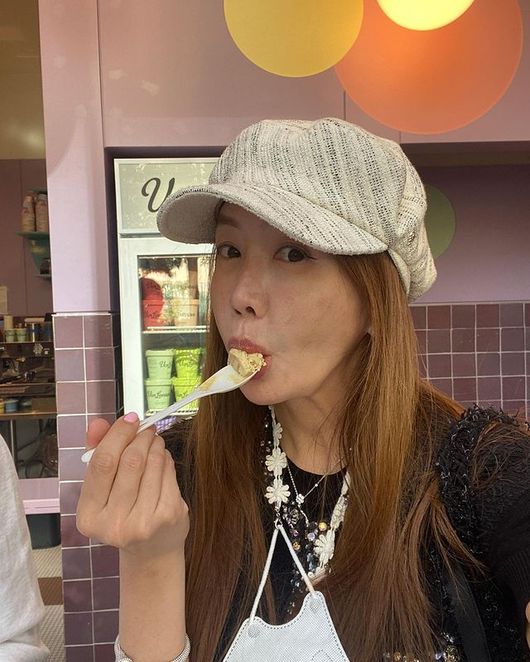 Actor Kim Jung-Eun told her daily life at United States of America.Kim Jung-Eun posted several photos on his instagram on the 15th with an article called SWEET.In the photo, Kim Jung-Eun is enjoying food at a luxury shopping mall in United States of America LA.Recently, he went to United States of America to meet Husband, and he is revealing various daily life through SNS.Meanwhile, Kim Jung-Eun married Husband, a Korean-American who is engaged in financial business in 2016, and is working with Korea and Hong Kong. Currently, he is meeting with viewers on Channel A Legend Music Classroom - Lala Land.Kim Jung-Eun Instagram