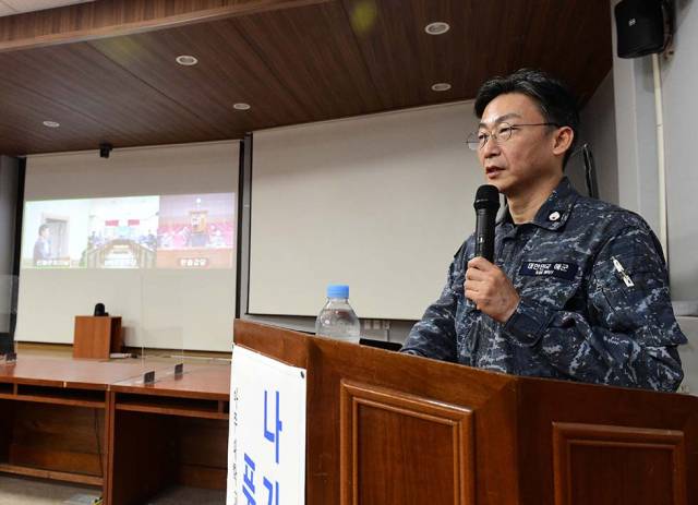 ▲해군 1함대사령부는 15일 육·해상 지휘관 및 참모를 대상으로 아주대학교병원 교수이자 명예 해군중령인 이국종 교수를 초청해 ‘나가자 푸른바다로’를 주제로 특별초빙강연을 진행하고 있다. ⓒ해군1함대