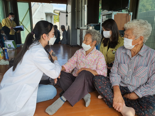 ▲보성군 벌교읍행정복지센터가 15일 섬 지역 장도주민의 가정을 방문해 혈압·혈당 체크 등 찾아가는 맞춤형 보건복지 서비스를 실시했다ⓒ보성군