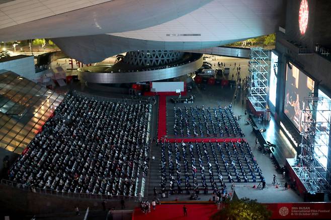 부산 해운대구 영화의전당 야외극장에서 지난 6일 열린 제26회 부산국제영화제(BIFF) 개막식 모습 연합뉴스