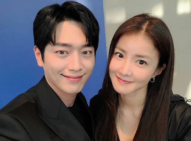 Actor Lee Si-young has released a warm two-shot with Seo Kang-joon.On the 14th, Lee Si-young posted a picture of his grid shooting on his instagram and took a picture with Seo Kang-joon.Inside the photo is a picture of two people who showed off their unique chemistry in black costumes.Lee Si-young said, I was very honored to be able to do my work with Lee Soo-yeon, Lee said. I was able to lead the first Grid in April, shoot hard for six months and finish the showcase safely today.I was so happy to shoot with my wife, Mr. Mu-yeol, Mr. Kang Jun and Mr. Sung-gyun, and thank you for the bishop and the staff.Meanwhile, Disney + original Drama Grid, starring Lee Si-young with Seo Kang-joon, is scheduled to be released in the first quarter of 2022, and Mystery Tracing Thriller, a Mystery presence that has been called humankind in crisis, will one day appear to help the murderer, and the truth is the process of the management staff and detectives digging into it.