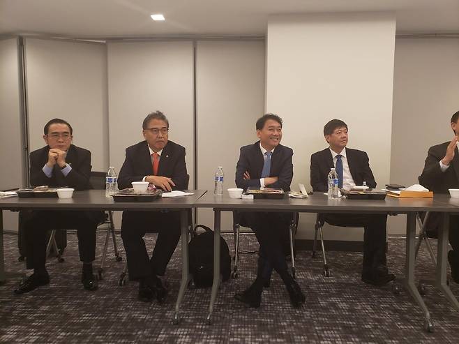 특파원 간담회 중인 국회 외교통일위원회 위원들 (워싱턴=연합뉴스) 이상헌 특파원 = 주미대사관 국정감사를 위해 방미 중인 국외 외교통일위원회 위원들이 14일(현지시간) 워싱턴DC에서 특파원들과 간담회를 하고 있다. 왼쪽부터 태영호, 박진, 이광재, 김홍걸 의원. 2021.10.14. honeybee@yna.co.kr