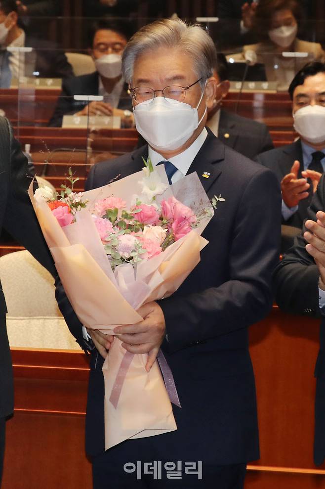 이재명 대선 후보가 15일 오전 서울 여의도 국회 예결위회의장에서 열린 더불어민주당 의원총회에서 당 지도부와 함께 입장하고 있다.(사진=이영훈 기자)