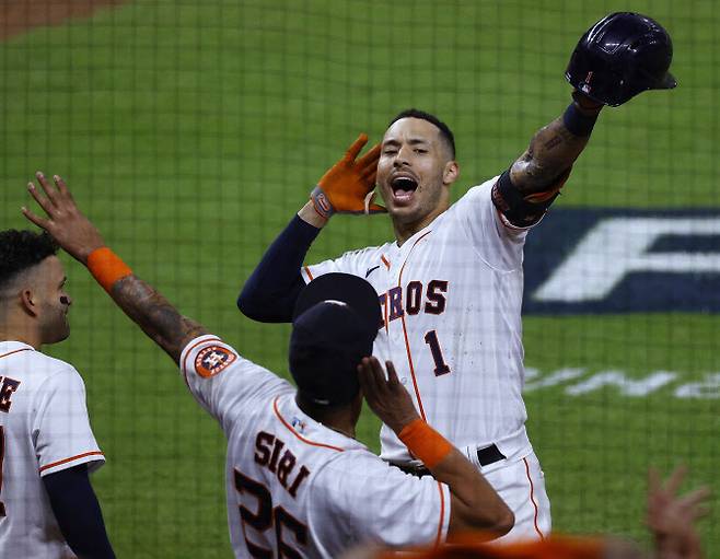 휴스턴 애스트로스의 카를로스 코레아가 홈런을 때린 뒤 팀동료들과 함께 기뻐하고 있다. 사진=AP PHOTO