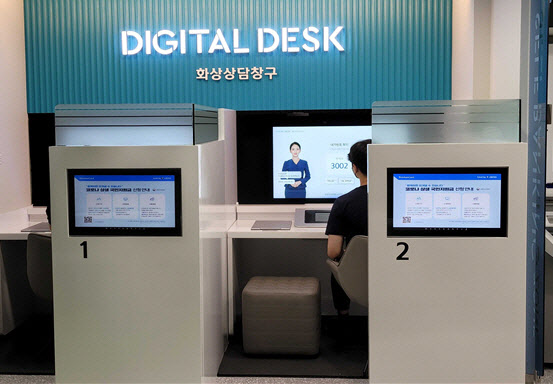 신한은행은 업계 최초로 은행원 대신 인공인간이 고객을 응대하는 ‘인공인간 디지털 데스크’를 오픈했다