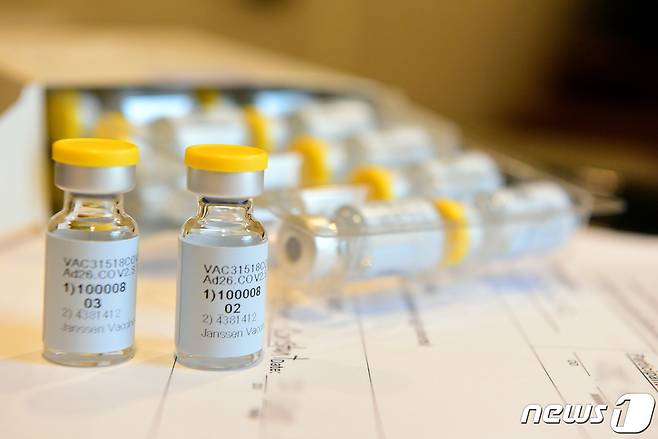 존슨&존슨의 계열사 얀센이 개발한 코로나19 백신. © 로이터=뉴스1 © News1 정윤영 기자
