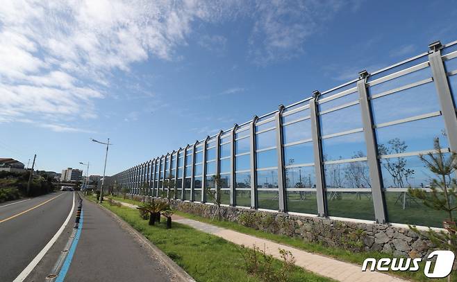 제주 애월항에 설치된 투명 방진벽. 2021.10.16/뉴스1© News1
