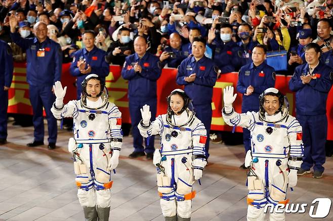 '선저우 13'에 탑승한 자이즈강(55), 왕야핑(41) 그리고 예광푸(41) 우주 비행사들. © 로이터=뉴스1 © News1 정윤영 기자