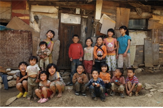 <중국 구이저우(貴州)의 가난한 마을 어린이들/ Syndicated News  https://www.mole.my/china-to-relocate-2-million-this-year-in-banish-poverty-plan/>