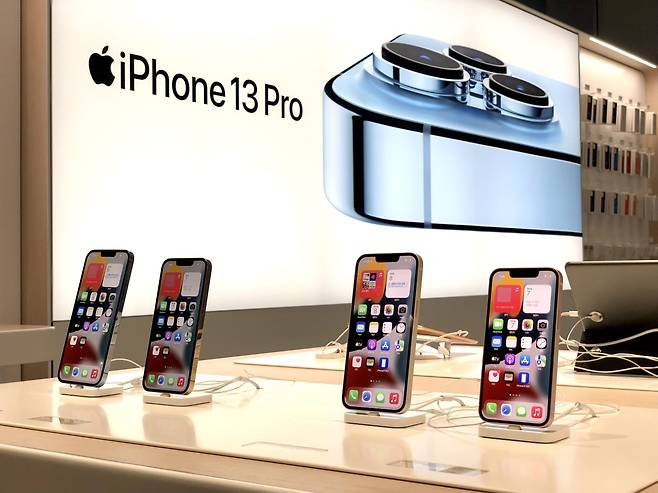 팀 쿡 애플 CEO는 아이폰13에 대해 “역사상 최고의 아이폰이다”라고 했지만, 월스트리트저널은 “깜짝 놀랄 정도의 혁신이 없어 기록적인 판매량을 보인 아이폰12 만큼의 성장 동력이 되지 못할 수 있다”라고 했다. /윤진우 기자