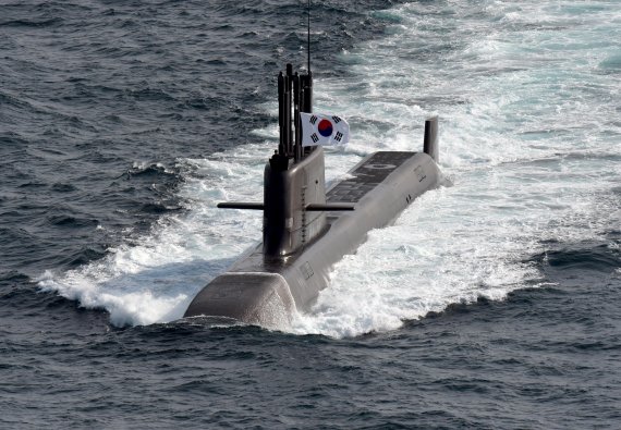 도산안창호함(KSS-Ⅲ) 세계 유일의 VLS 탑재 디젤 잠수함. 2021년 8월 31일 SLBM 시험발사 성공했다. 사거리 500㎞ 탄도미사일인 ‘현무 2B’를 기반으로 개발한 국산 SLBM ‘현무 4-4’로 명명됐다. 3000t급 이상 잠수함을 독자 개발한 국가는 미국, 영국, 프랑스, 러시아, 중국, 일본, 인도 등 7개국이다. 기존 잠수함 대비 탐지 및 무장능력 등을 대폭 강화했다. 우리 해군 승조원들에 맞춤형으로 개발돼, 운용 및 정비성이 향상되었고, 적시적인 후속 군수지원이 가능하다. ⦁배수량 수상 3358t 수중 3705t ⦁전장 83.5m ⦁선폭 9.6m ⦁압력선체 직경 7.7m ⦁흘수 7.62m ⦁속력 수중 20노트 ⦁잠수 깊이 400m ⦁항속거리 1만해리 ⦁승조원 50명 ⦁무장 533mm 어뢰발사관 X 6 중어뢰, UGM-84L 하푼 블록2 수직발사관 6셀(현무 4-4 장착 예정) ⦁장갑 HY100 고장력강 탐지 ⦁장비 ISUS-90 측면배열소나(FAS) 예인형소나(TAS) ⦁전자전 어뢰 기만기. 사진=해군 제공