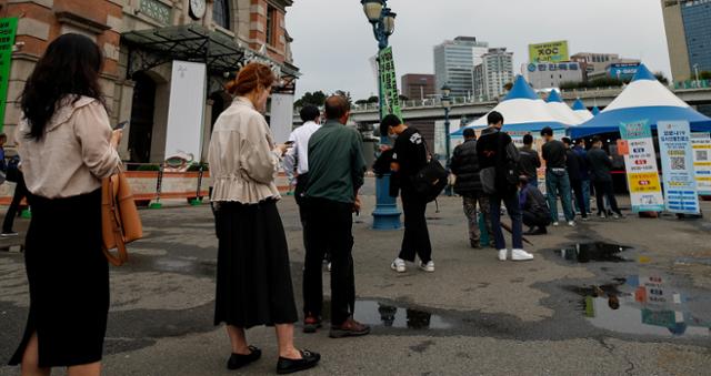 이르면 다음 달 초 위드 코로나 방역체계 전환이 예정된 가운데 15일 서울역광장에 설치된 임시선별검사소를 찾은 시민들이 코로나19 검사를 받기 위해 대기하고 있다. 뉴시스