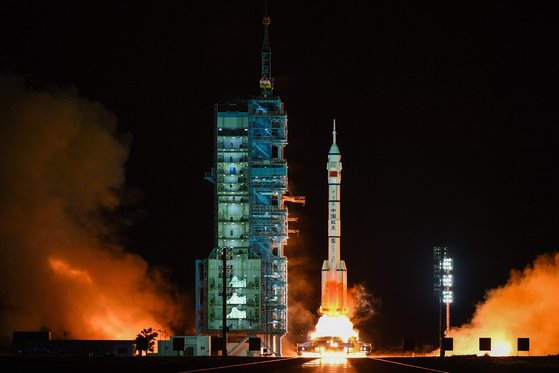 16일(현지시간) 중국의 유인우주선 '선저우 13호'가 로켓에 실려 발사되고 있다. 신화=연합뉴스