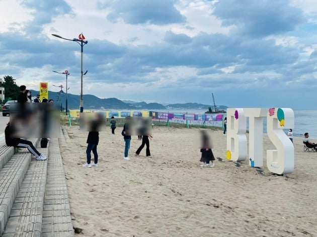 삼척 맹방해변의 BTS 구조물 앞에서 사람들이 인증샷을 남기고 있다. /사진=김수영 기자