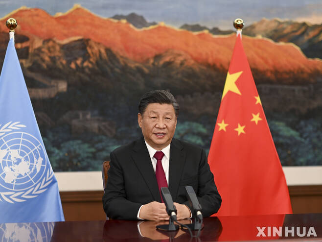 [쿤밍(중국)=신화/뉴시스] 시진핑 중국 국가주석이 지난 12일 중국 남서부 윈난성 쿤밍에서 열린 제15차 유엔 생물다양성협약(UNCBD) 당사국 총회에 참석해 화상 연설을 하고 있다. 2021.10.16.