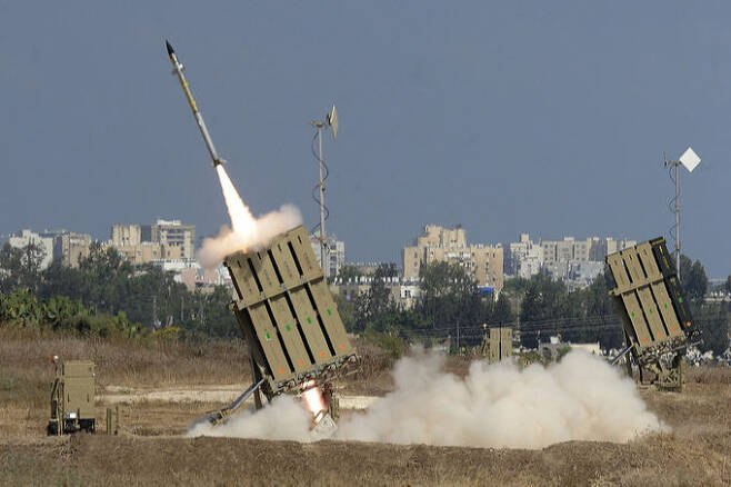 이스라엘군의 아이언돔이 팔레스타인 하마스의 로켓을 향해 발사되고 있다. 게티이미지뱅크