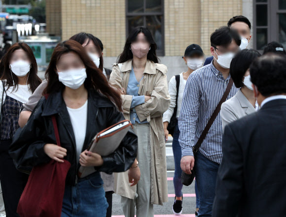 지난 12일 서울 광화문네거리에서 두꺼운 옷을 입은 시민들이 출근하고 있다. 뉴스1