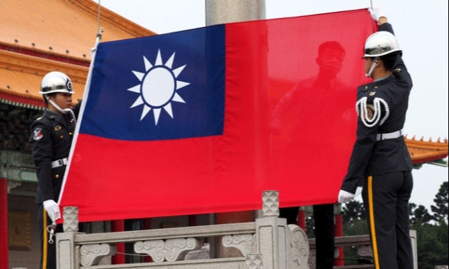 대만 군인들이 국기를 게양하고 있다. EPA연합뉴스
