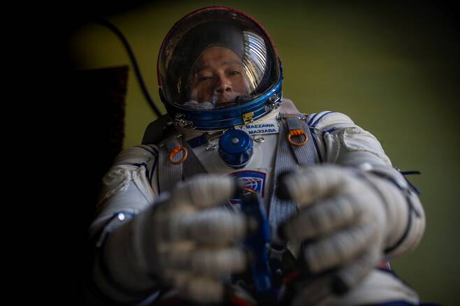 우주복을 착용한 마에자와 유사쿠. 사진=로이터 연합뉴스