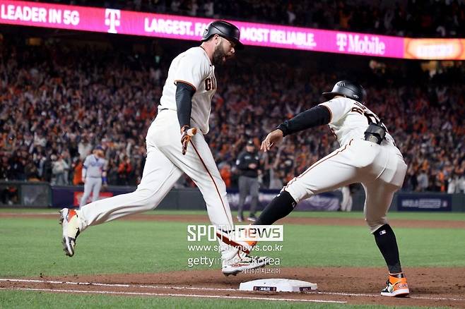 ▲ 디비전시리즈 5차전에서 동점 솔로포를 때리는 다린 러프