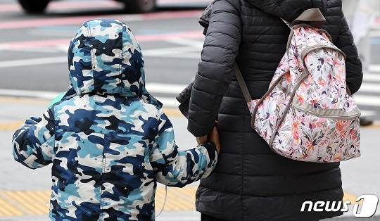 수도권을 비롯한 전국 대부분 지역에 한파특보가 발령된 지난 16일 오후 서울 종로구 세종대로 사거리에서 시민들이 두터운 옷을 입은 채 발걸음을 재촉하고 있다. 사진=뉴시스