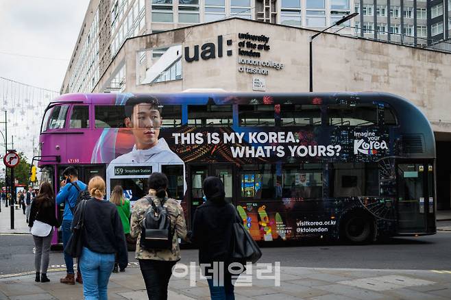 한국관광공사는 최근 영국 런던에서 2층 버스를 활용해 손흥민이 등장하는 대형광고를 진행했다.(사진=문체부)