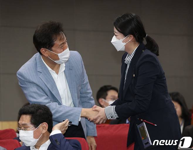 오세훈 서울시장과 배현진 국민의힘 의원. 2020.5.27/뉴스1 © News1 신웅수 기자