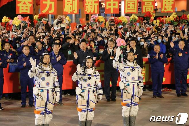 왼쪽부터 예광푸(41), 왕야핑(41), 자이즈강(55)이 선저우 13호 탑승 직전 손을 흔들고 있다. 2021.10.16 © AFP=뉴스1